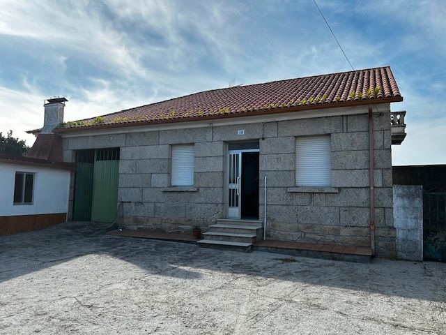 Vista exterior de Casa o xalet en venda en Vilagarcía de Arousa amb Jardí privat, Traster i Moblat