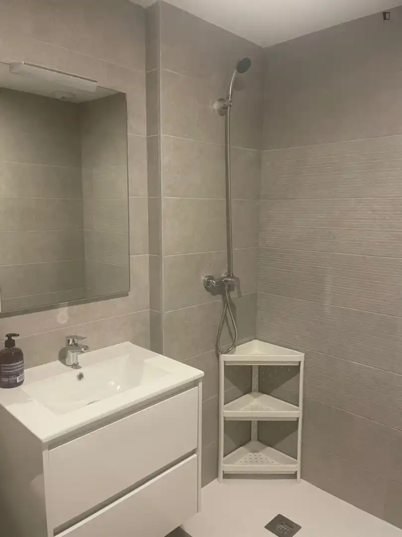 Baño de Apartamento de alquiler en Dos Hermanas con Aire acondicionado, Calefacción y Amueblado