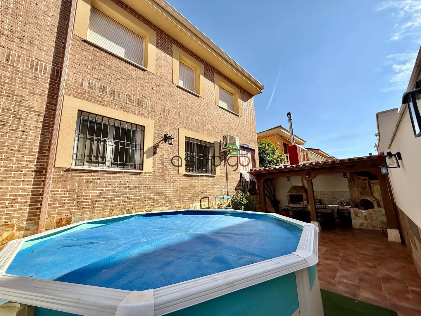 Vista exterior de Casa adosada en venta en Cabanillas del Campo con Aire acondicionado, Calefacción y Jardín privado