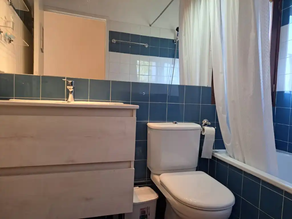 Baño de Dúplex de alquiler en Puigcerdà con Calefacción, Parquet y Terraza