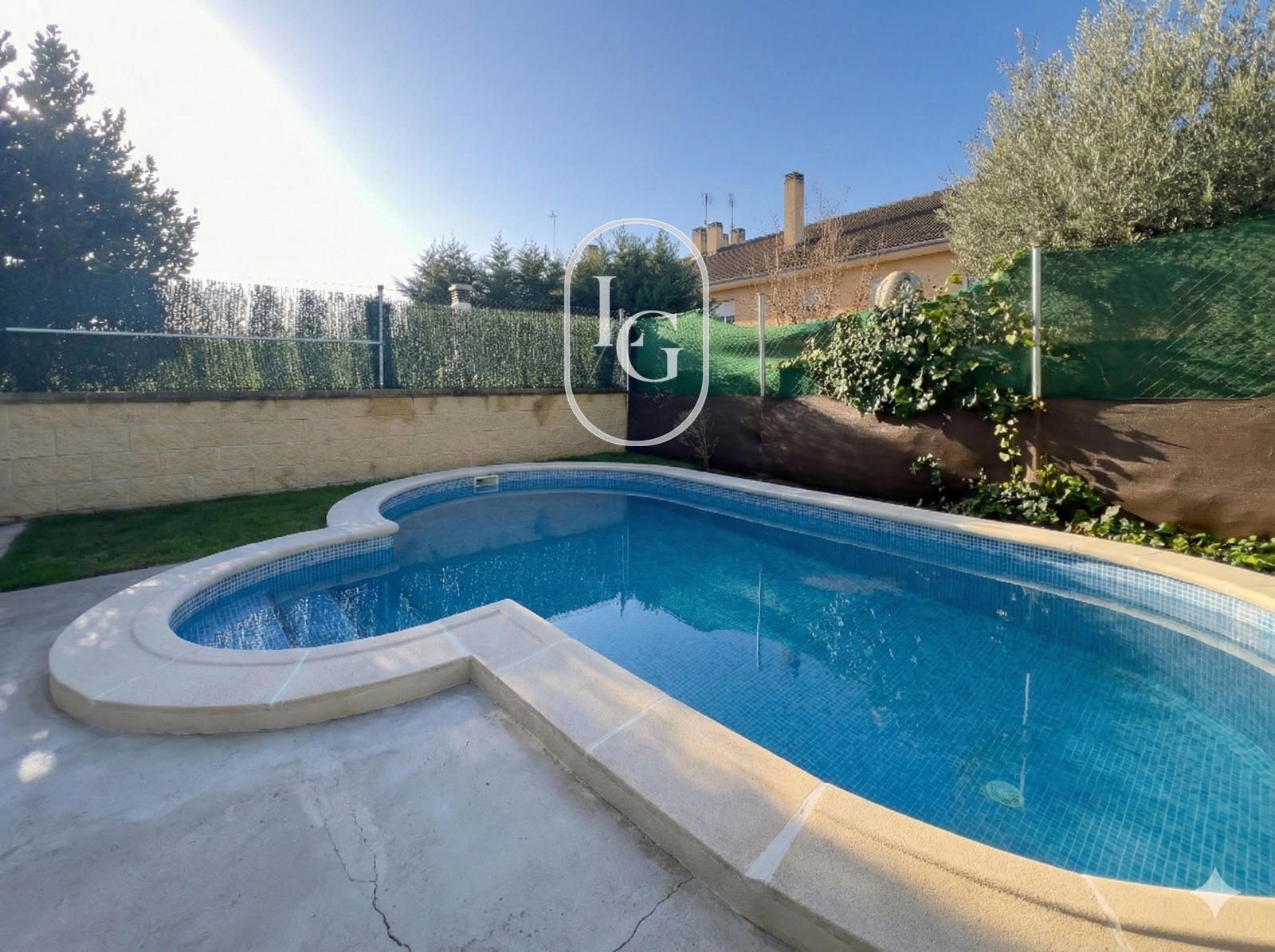 Piscina de Casa adosada en venda en Parla amb Aire condicionat, Calefacció i Terrassa