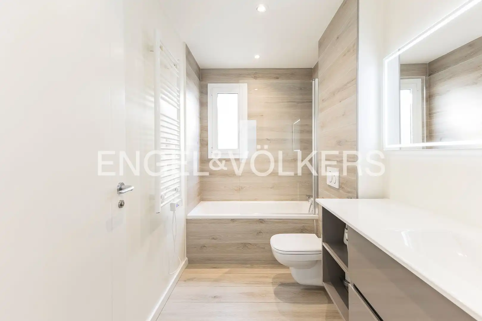 Bathroom of Attic for sale in Barcelona  with Heating
