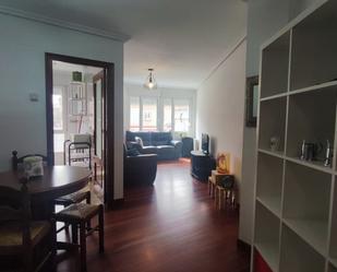 Wohnzimmer von Wohnung miete in Santa María de Cayón mit Parkett und Möbliert