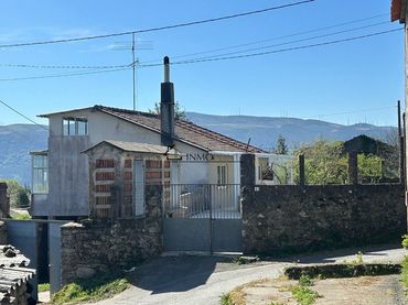 Casa amb balcó en venda a Forcarei