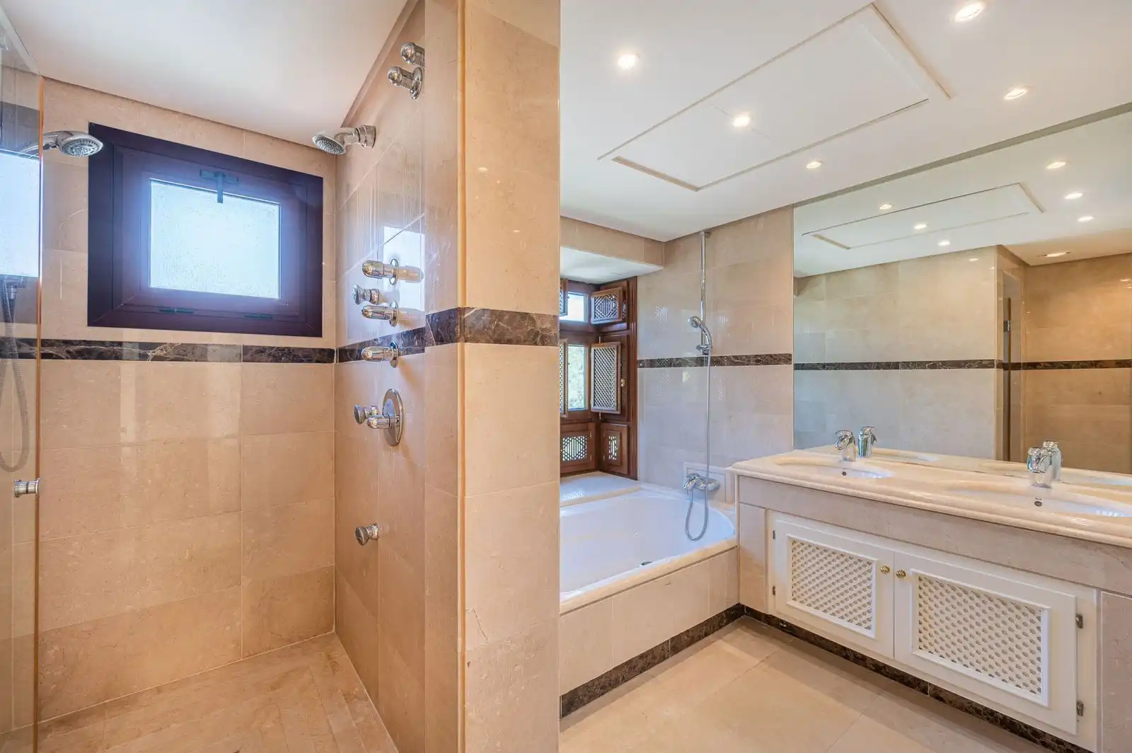Baño de Ático en venta en Marbella con Terraza, Trastero y Piscina comunitaria