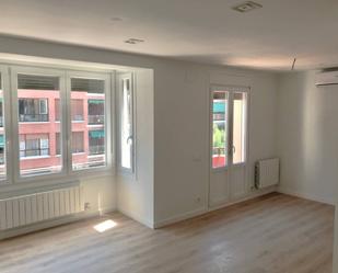 Sala d'estar de Pis de lloguer en  Logroño amb Calefacció, Parquet i Balcó