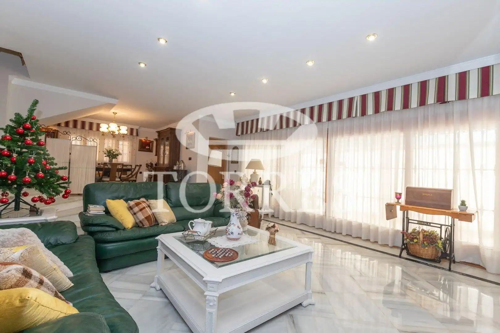 Sala d'estar de Casa o xalet en venda en Málaga amb Aire condicionat, Calefacció i Jardí privat