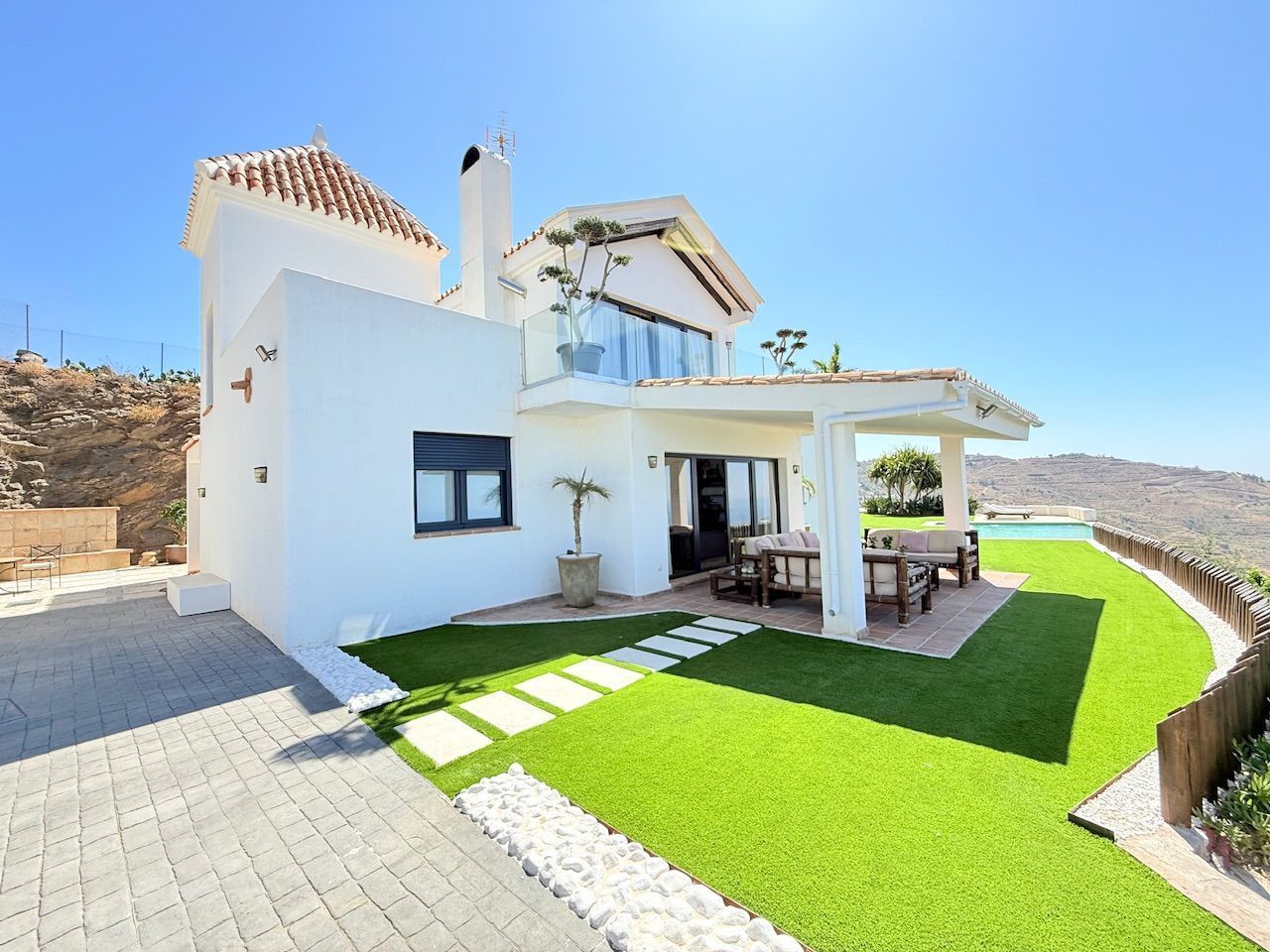 Vista exterior de Casa o xalet en venda en Vélez-Málaga amb Aire condicionat, Calefacció i Jardí privat