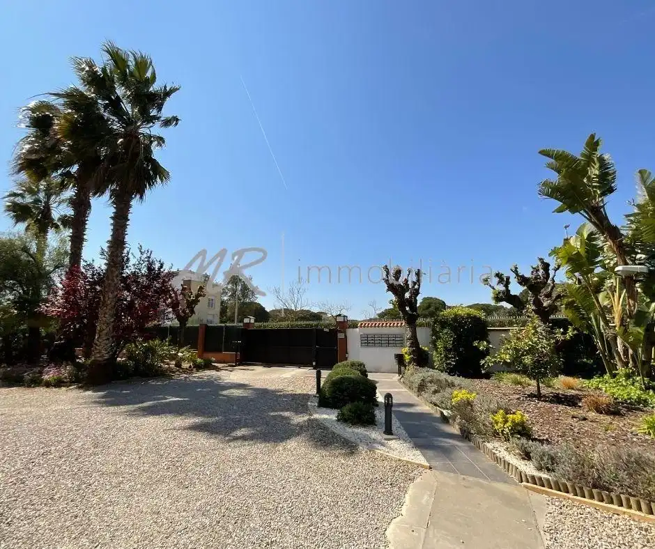 Vista exterior de Àtic en venda en Gavà amb Aire condicionat, Calefacció i Jardí privat