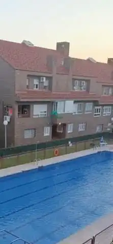 Vista exterior de Dúplex en venda en Alcorcón amb Aire condicionat, Jardí privat i Terrassa