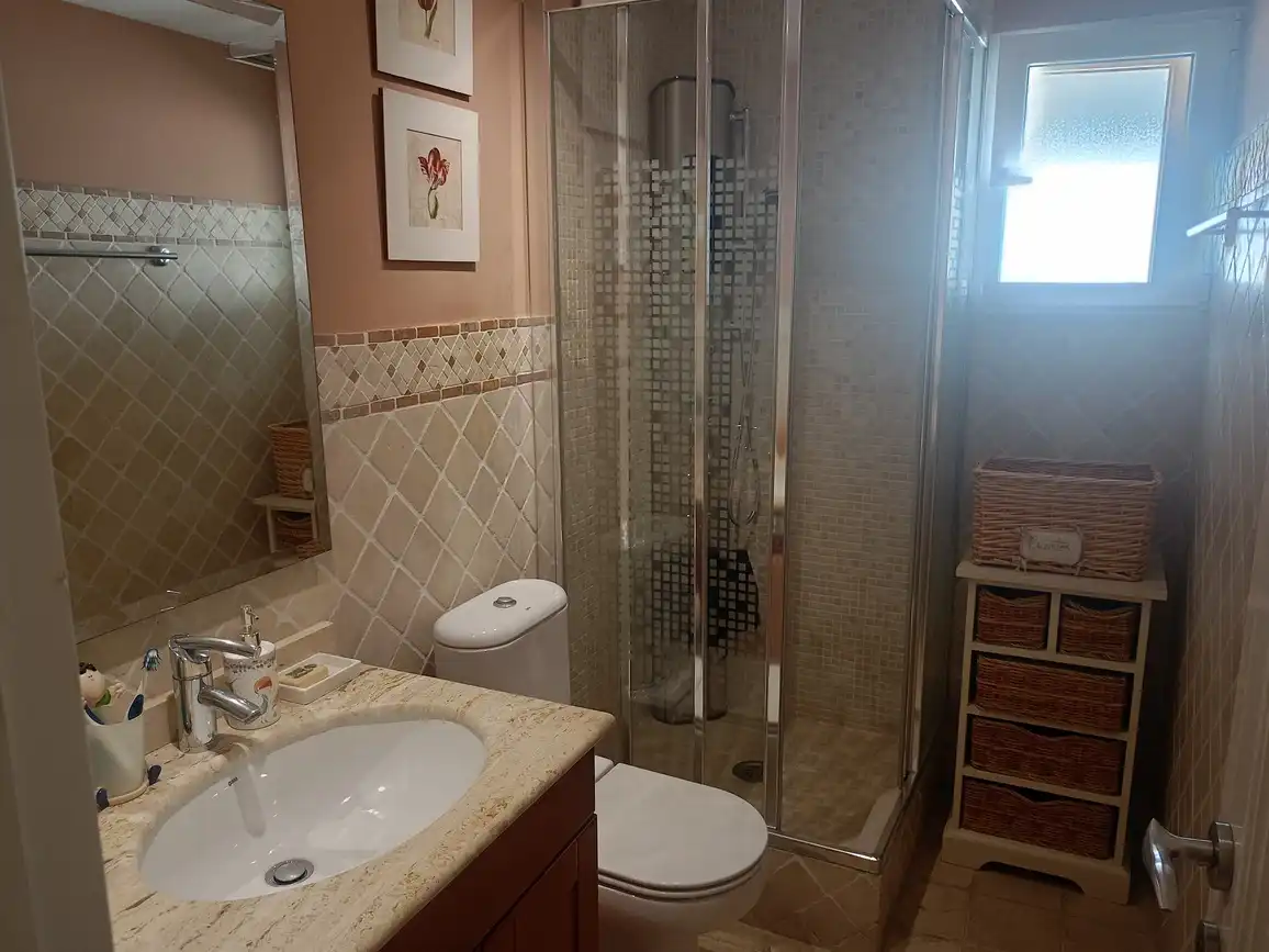 Bany de Apartament de lloguer en Gandia amb Aire condicionat, Terrassa i Moblat