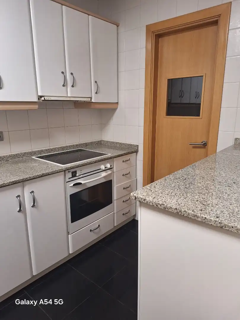Cuina de Oficina de lloguer en Barcelona amb Aire condicionat i Calefacció