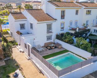 Vista exterior de Casa adosada en venda en Sotogrande amb Aire condicionat, Jardí privat i Terrassa