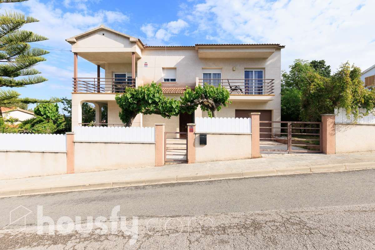 Vista exterior de Casa o xalet en venda en El Vendrell amb Jardí privat i Terrassa