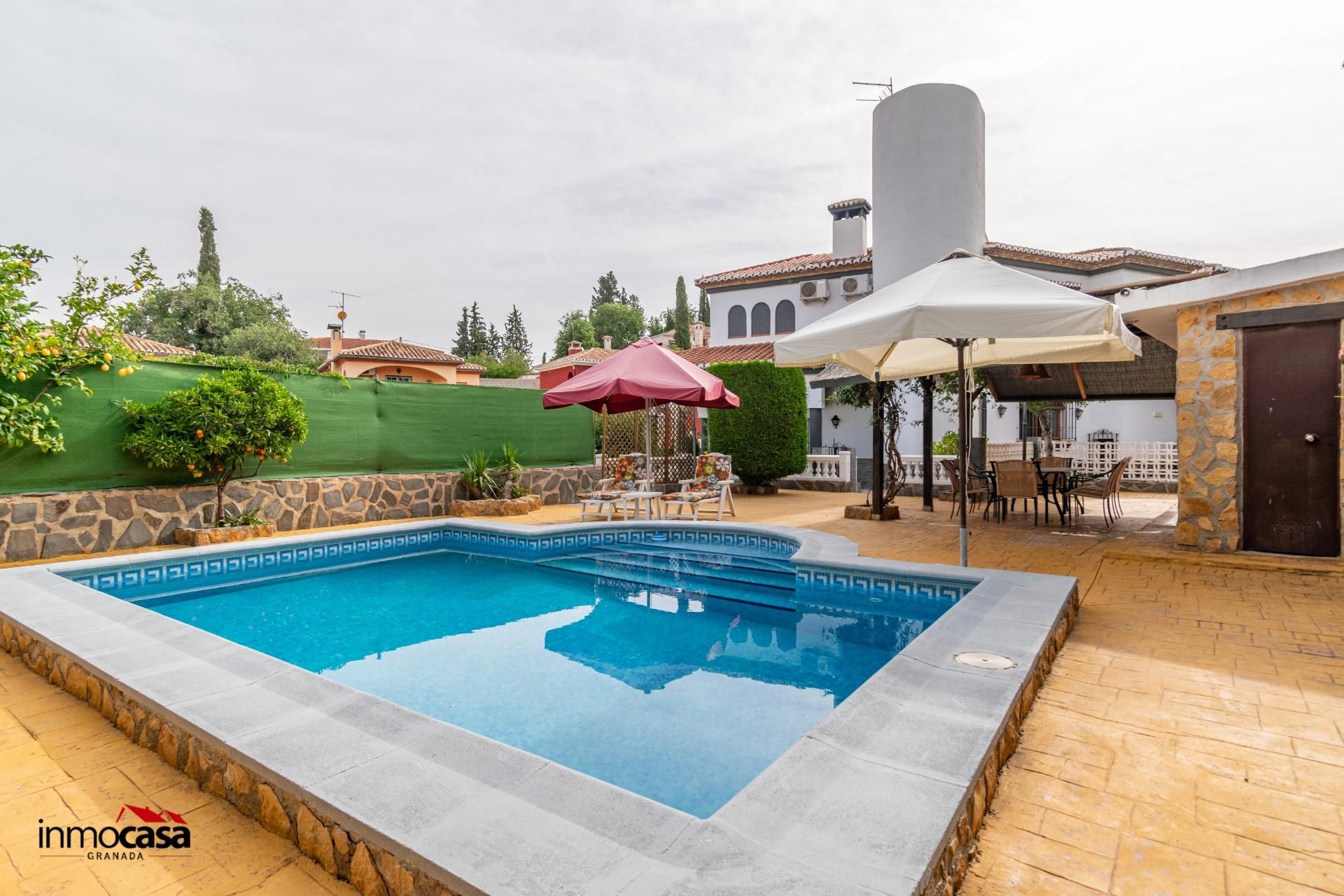 Piscina de Casa o xalet en venda en La Zubia amb Aire condicionat, Calefacció i Jardí privat