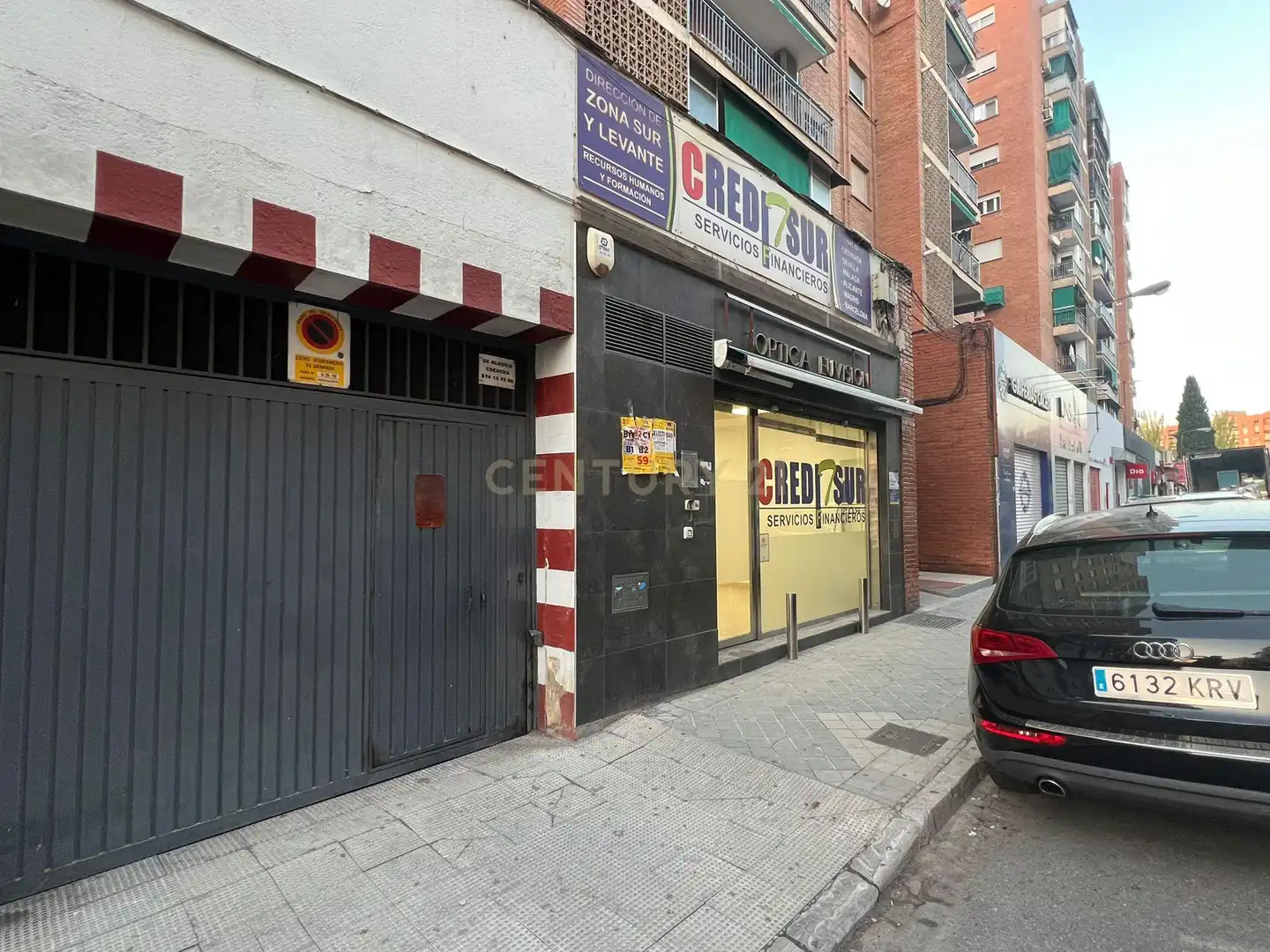 Vista exterior de Local en venda en Granada amb Aire condicionat
