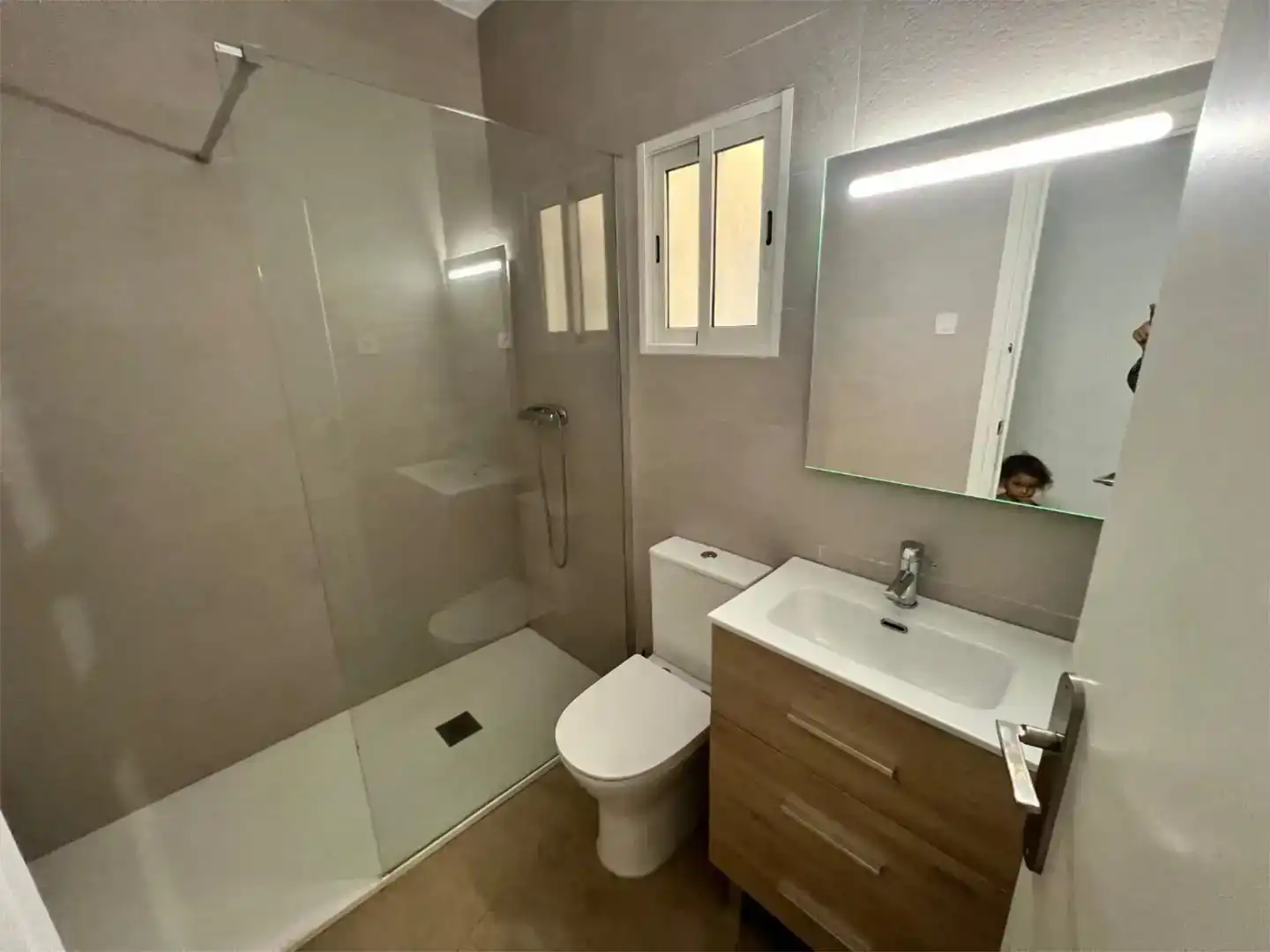 Badezimmer von Wohnung zur Miete in Xirivella mit Möbliert, Waschmaschine und Mikrowelle