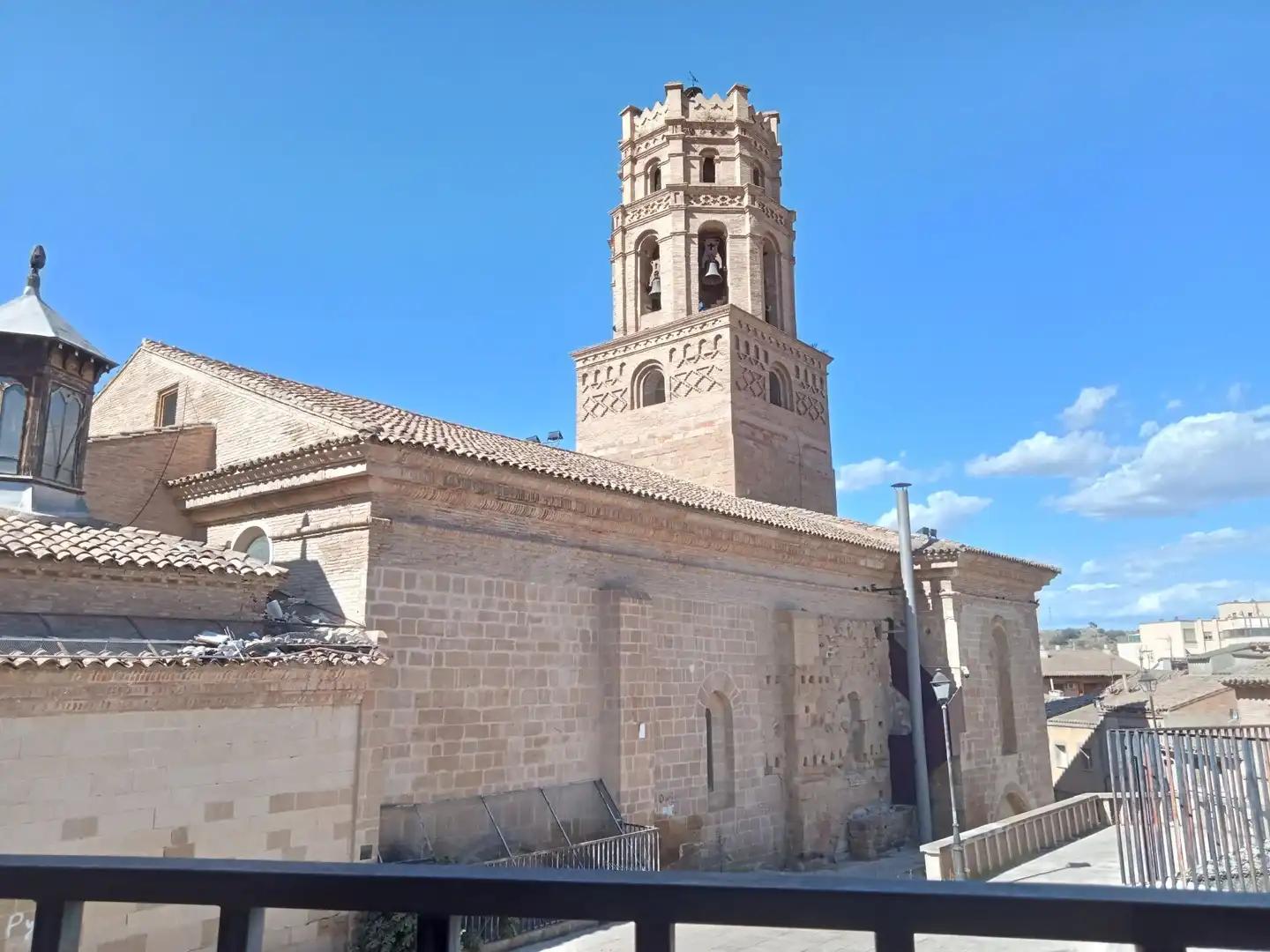 Vista exterior de Casa o xalet en venda en Monzón amb Calefacció, Jardí privat i Terrassa