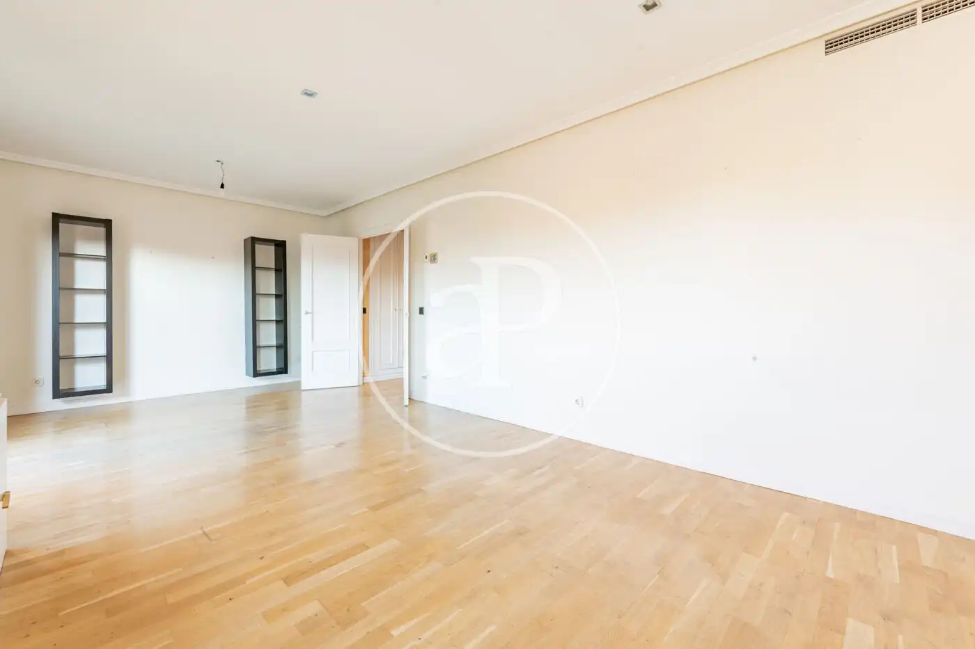 Wohnzimmer von Wohnung zum Verkauf in La Moraleja mit Klimaanlage, Heizung und Privatgarten