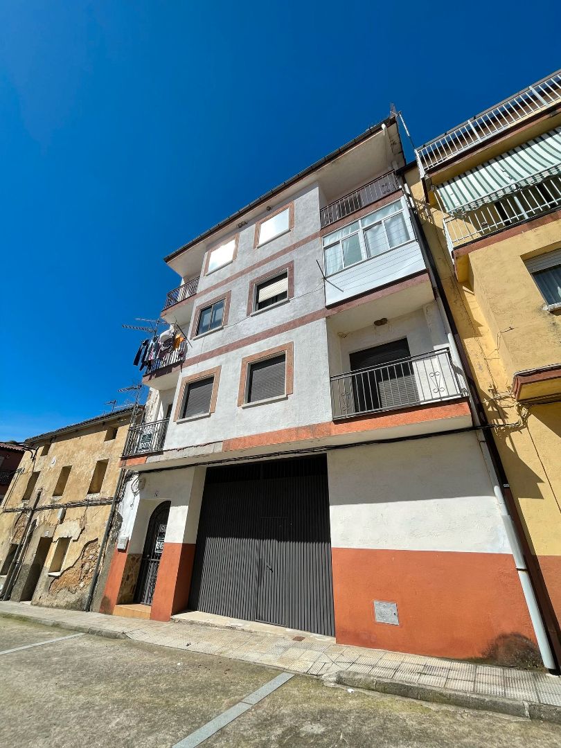 Vista exterior de Pis en venda en Aldeanueva de la Vera amb Calefacció, Moblat i Rentadora