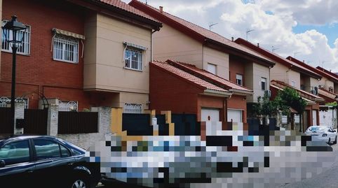 CHALET ADOSADO DE 238 m2 con patio en Seseña