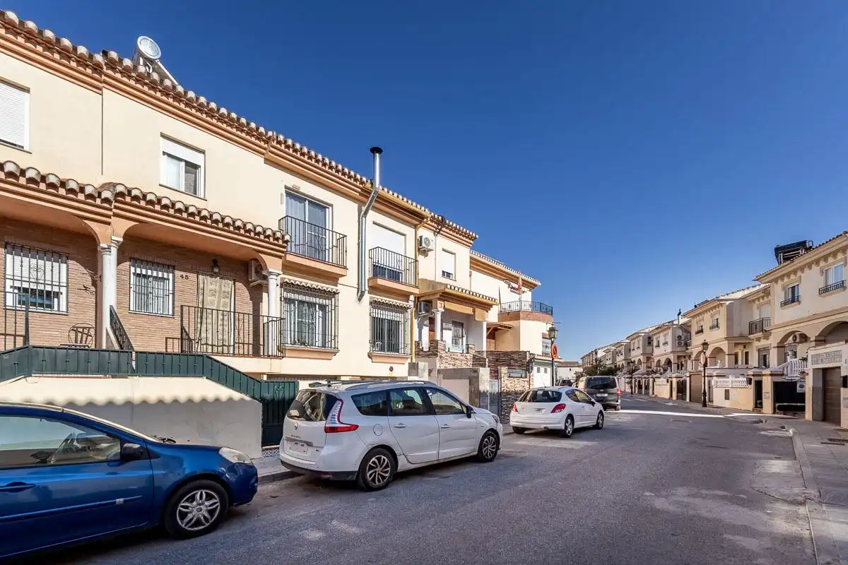 Vista exterior de Casa o xalet en venda en Vegas del Genil amb Aire condicionat, Calefacció i Terrassa