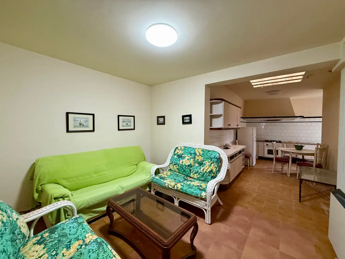 Sala d'estar de Casa adosada en venda en O Grove   amb Terrassa, Moblat i Balcó