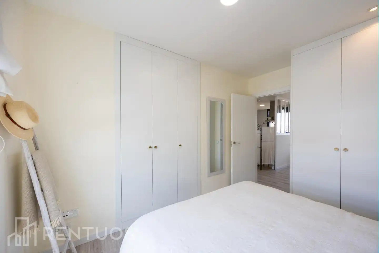 Schlafzimmer von Dachboden zur Miete in Madrid mit Klimaanlage, Heizung und Terrasse