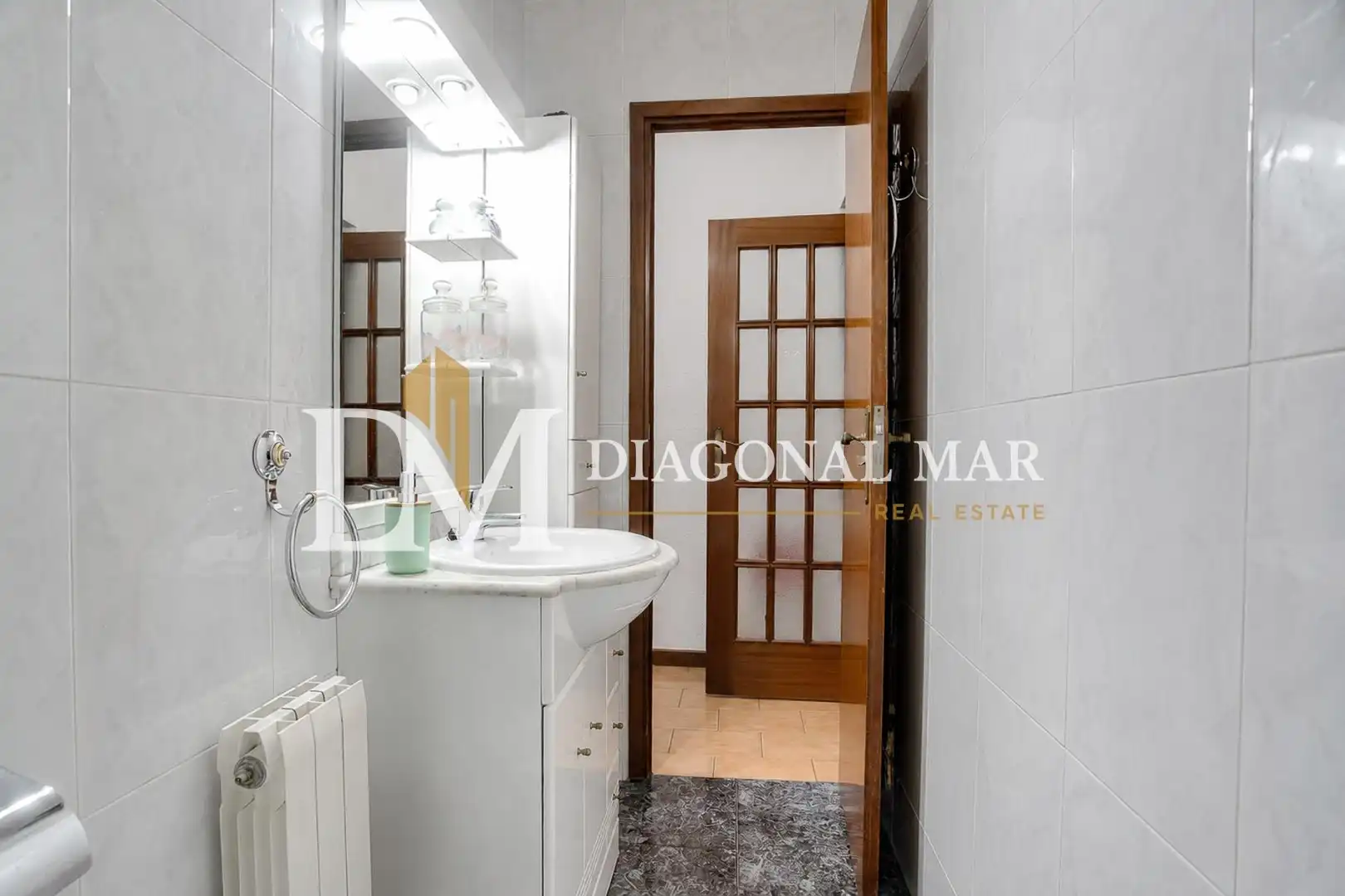 Badezimmer von Einfamilien-Reihenhaus zum Verkauf in Barcelona mit Terrasse