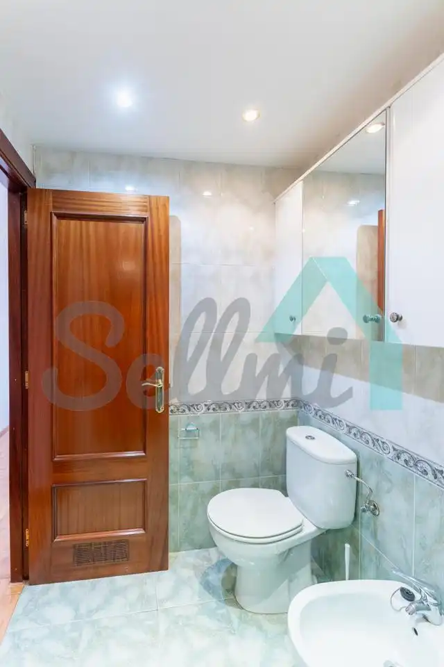 Bathroom of Flat for rent in Lugones
