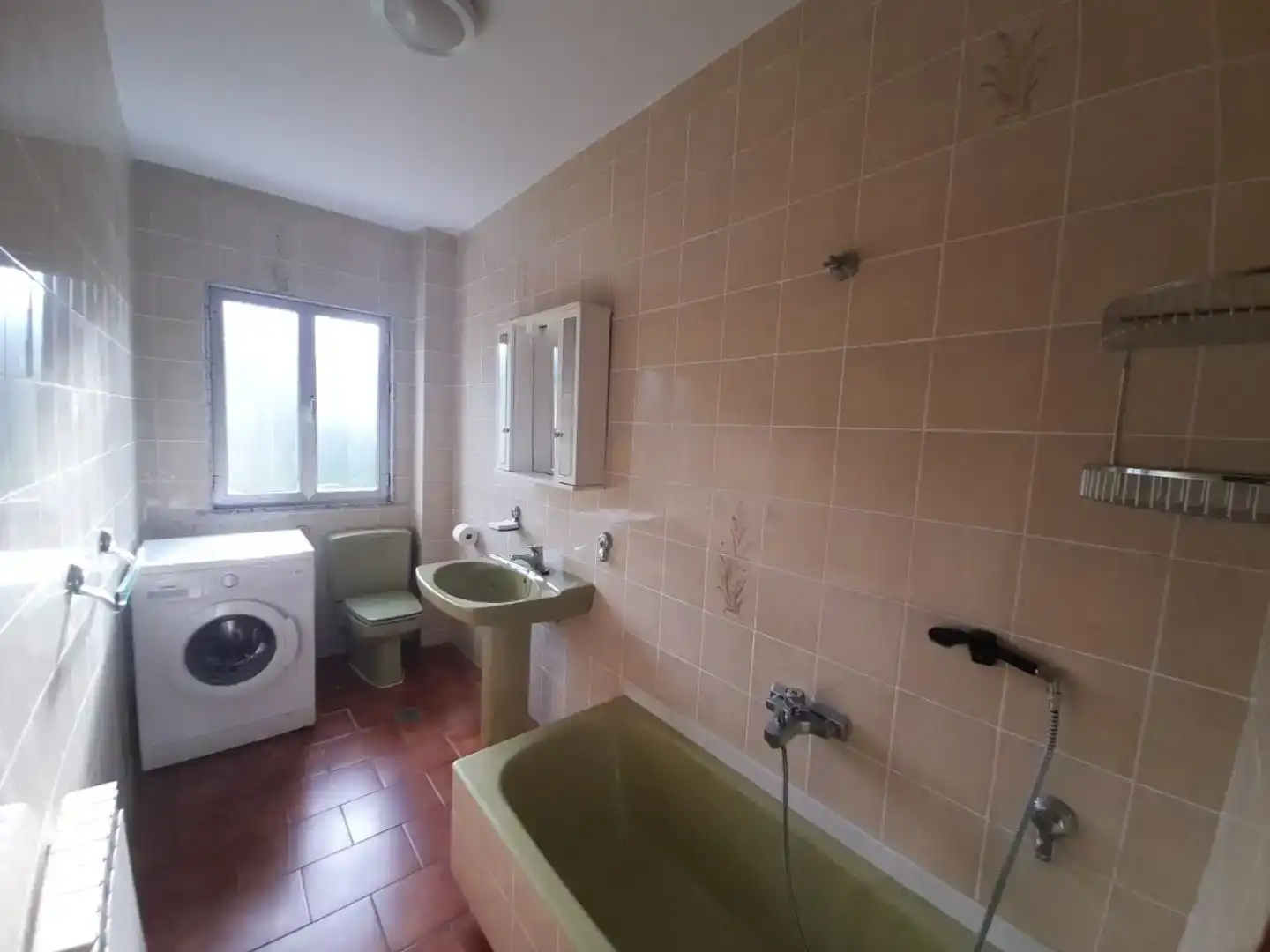 Baño de Piso de alquiler en Outes con Parquet, Amueblado y Balcón