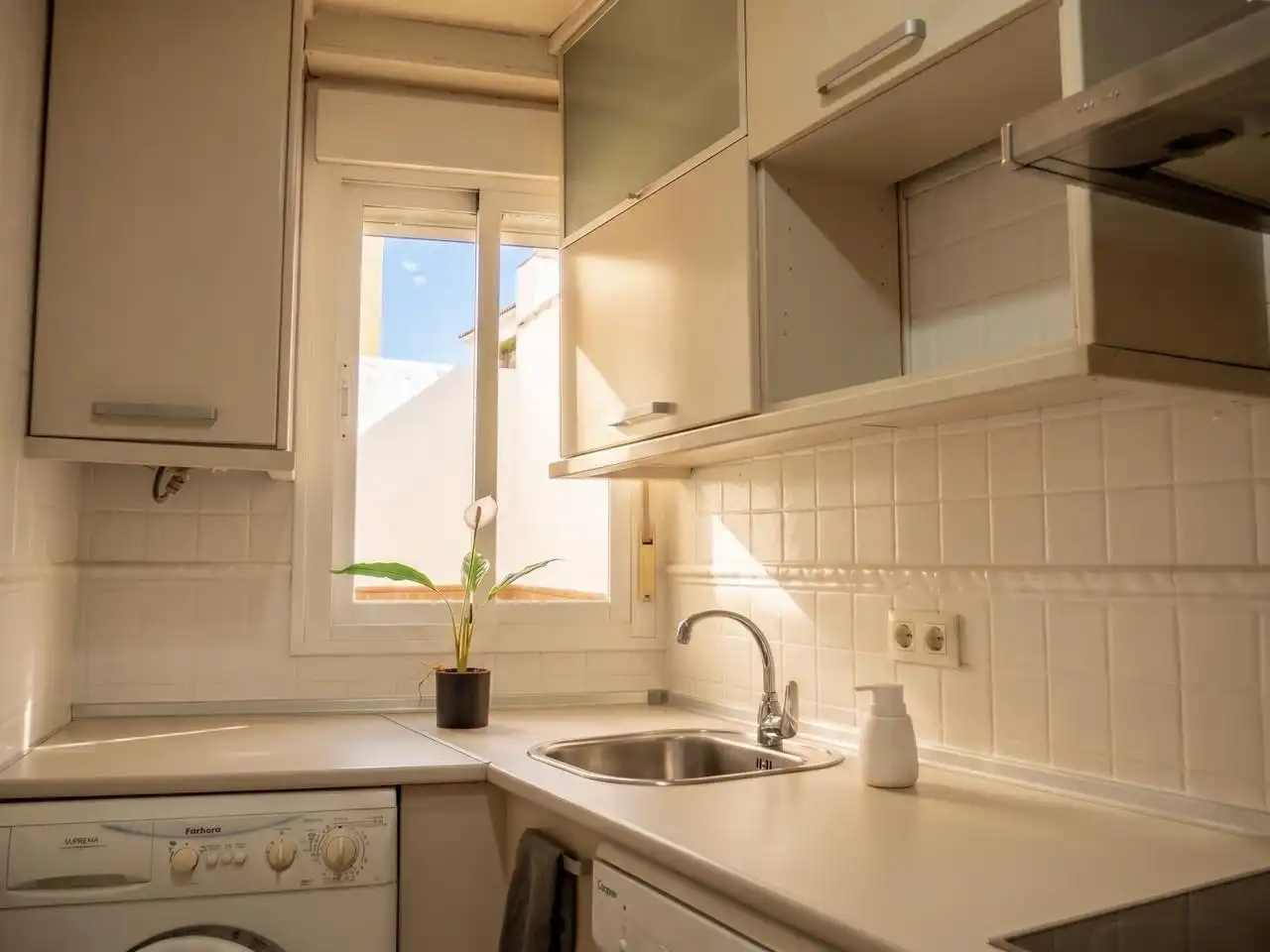 Cuina de Apartament en venda en Sevilla amb Aire condicionat, Terrassa i Moblat