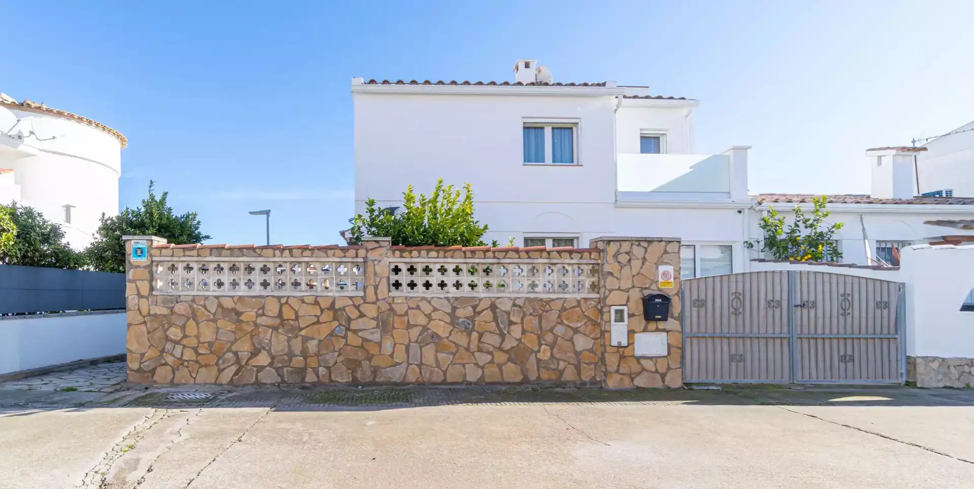 Vista exterior de Casa o xalet en venda en Empuriabrava amb Aire condicionat, Terrassa i Piscina