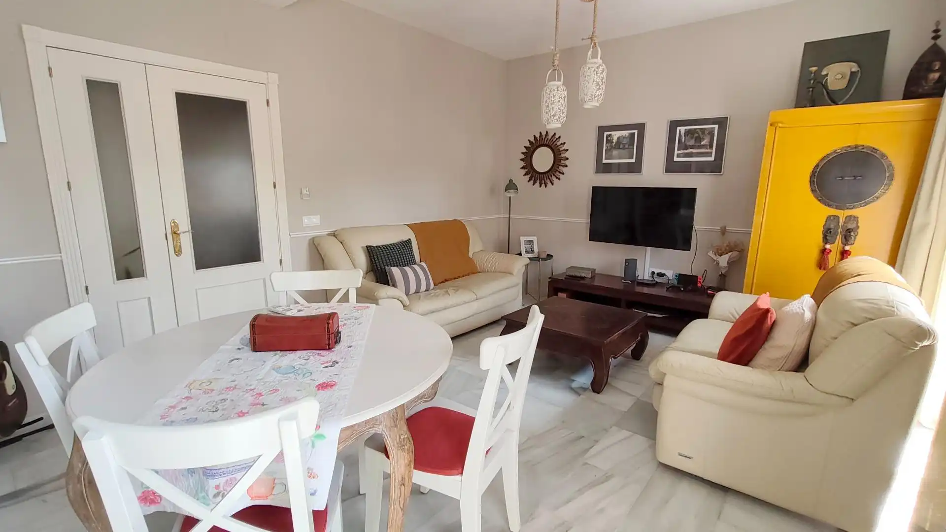 Sala d'estar de Casa adosada en venda en Puerto Real amb Aire condicionat, Jardí privat i Terrassa