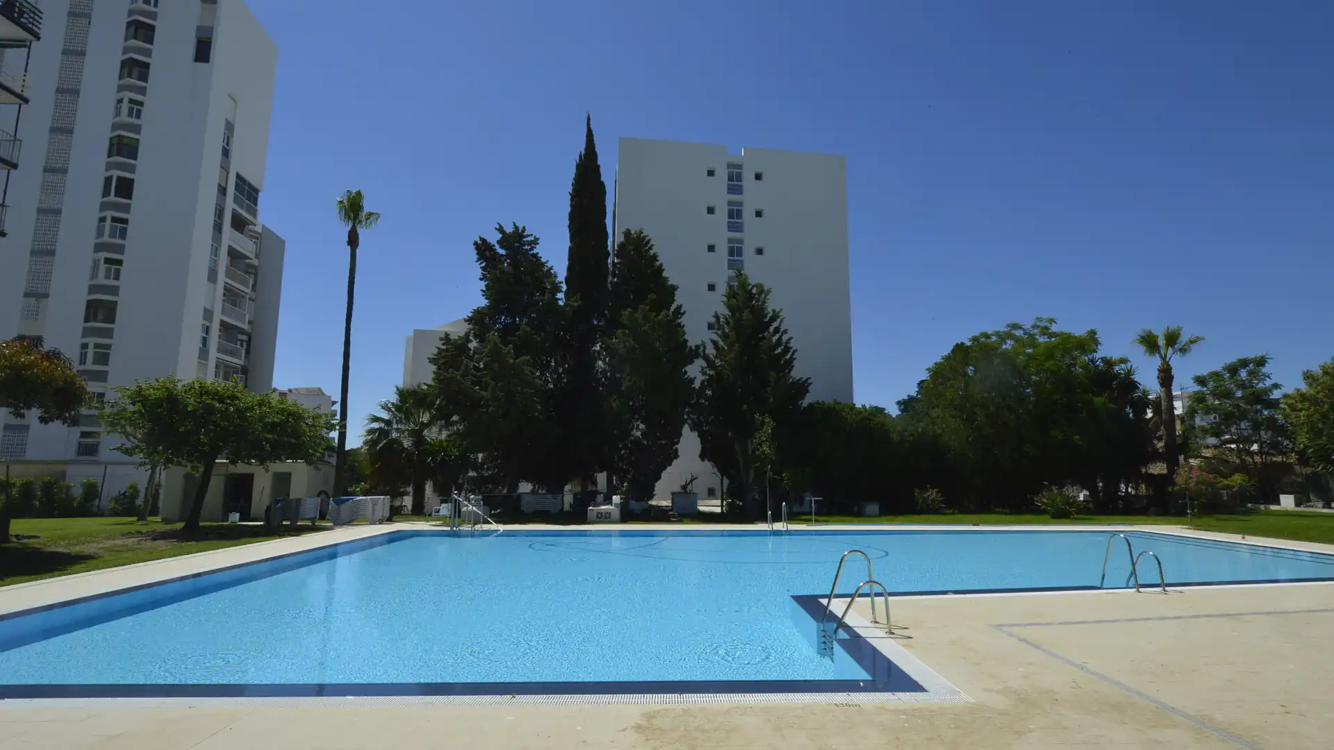 Piscina de Piso en venta en Benalmádena con Terraza y Piscina comunitaria