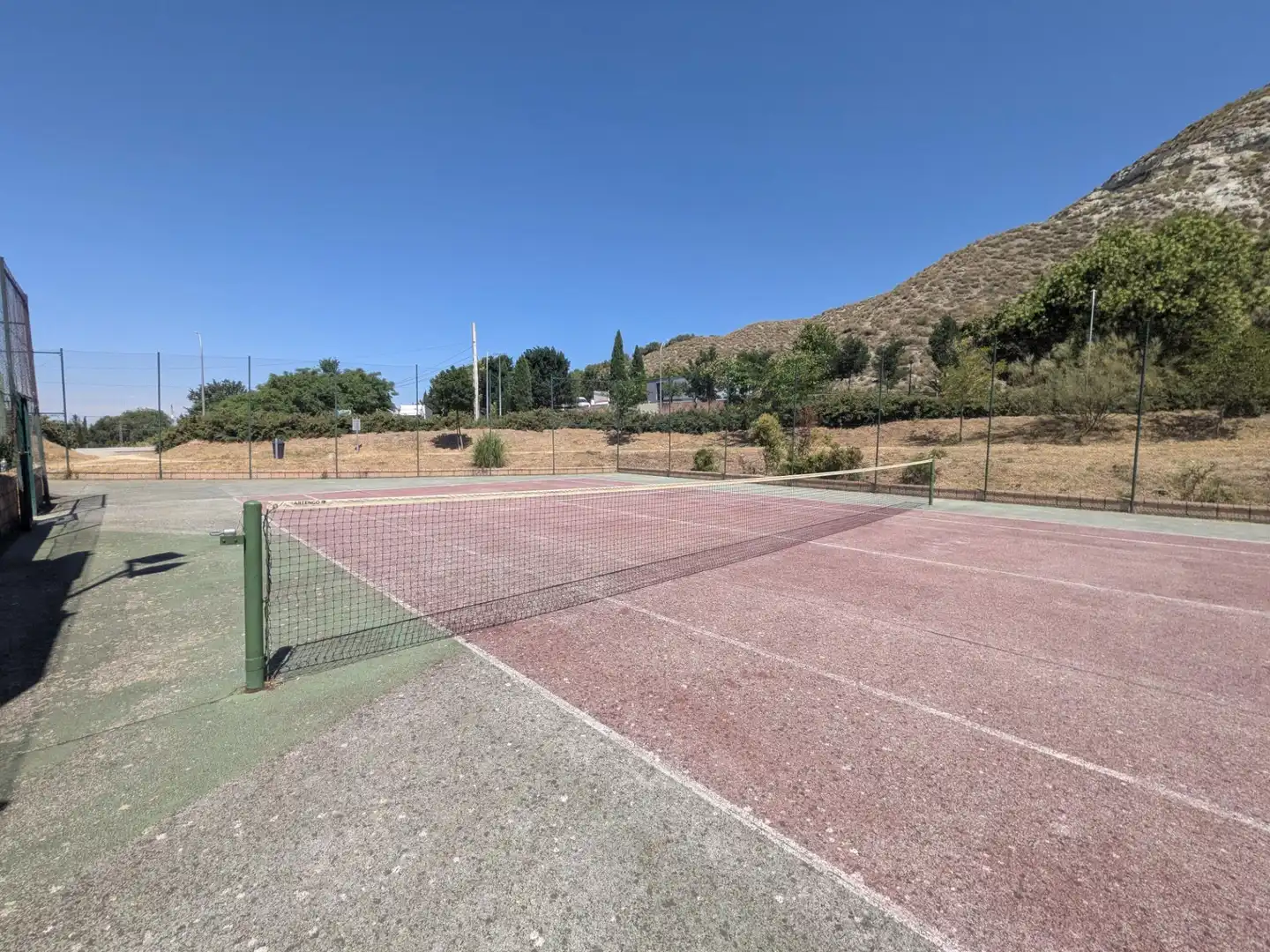 Vista exterior de Casa adosada en venda en Villalbilla amb Piscina comunitària