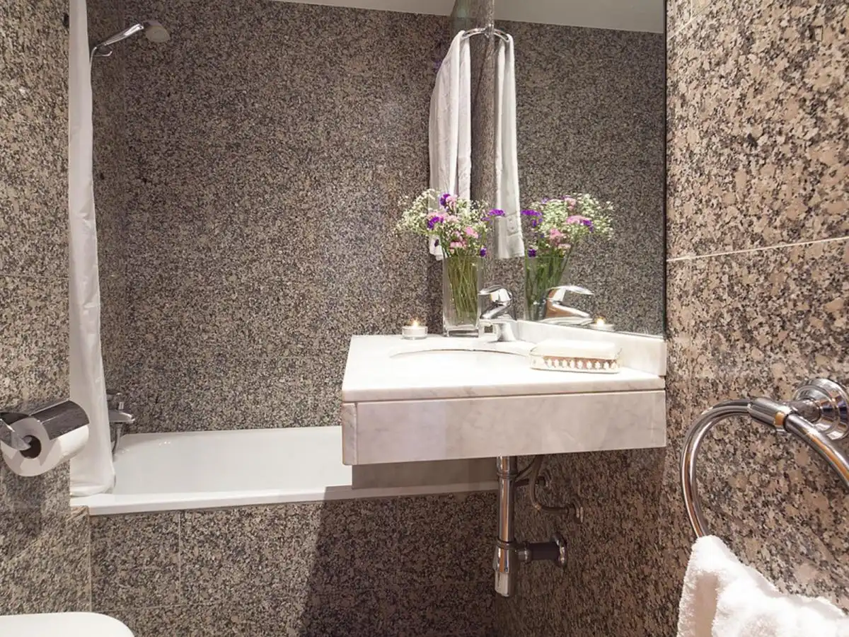 Baño de Apartamento de alquiler en Barcelona con Aire acondicionado, Calefacción y Amueblado