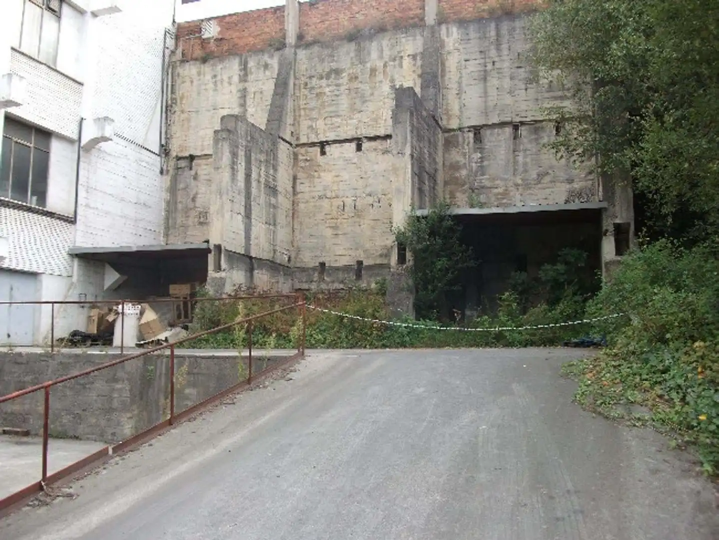 Außenansicht von Fabrikhallen zur Miete in Etxebarri