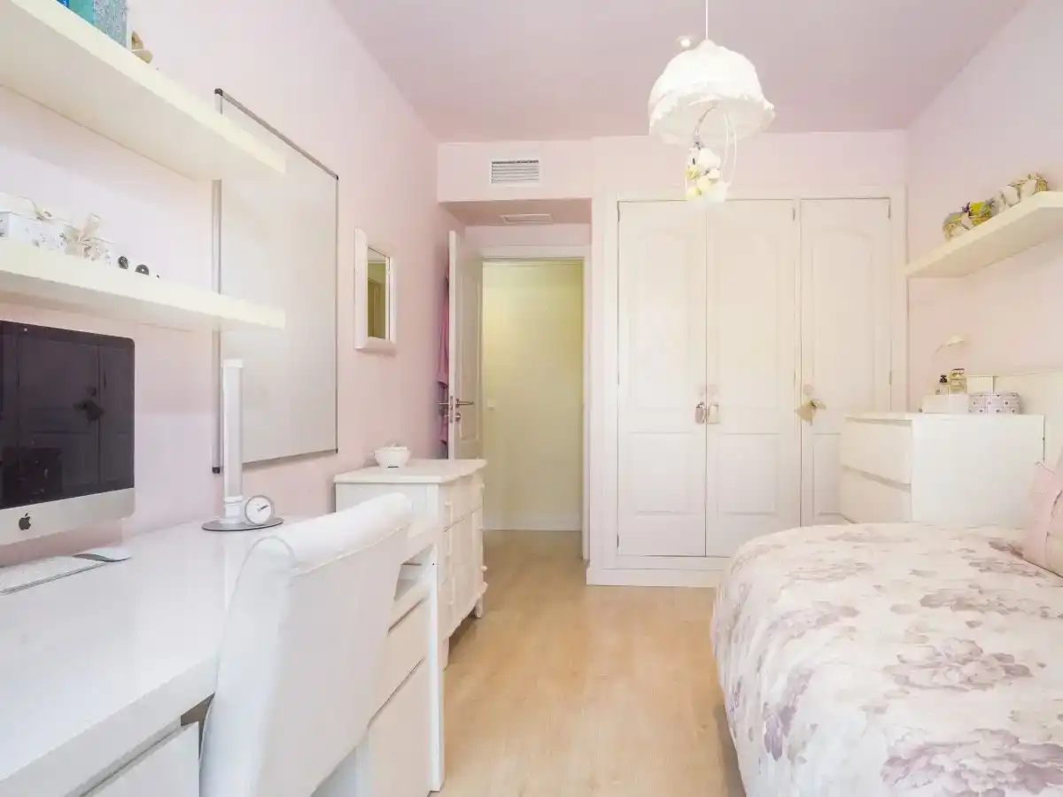 Dormitori de Apartament en venda en Marbella amb Aire condicionat i Piscina