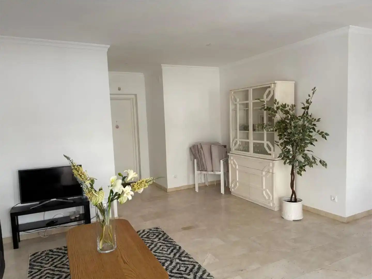Wohnzimmer von Wohnung zur Miete in Estepona mit Klimaanlage, Schwimmbad und Balkon