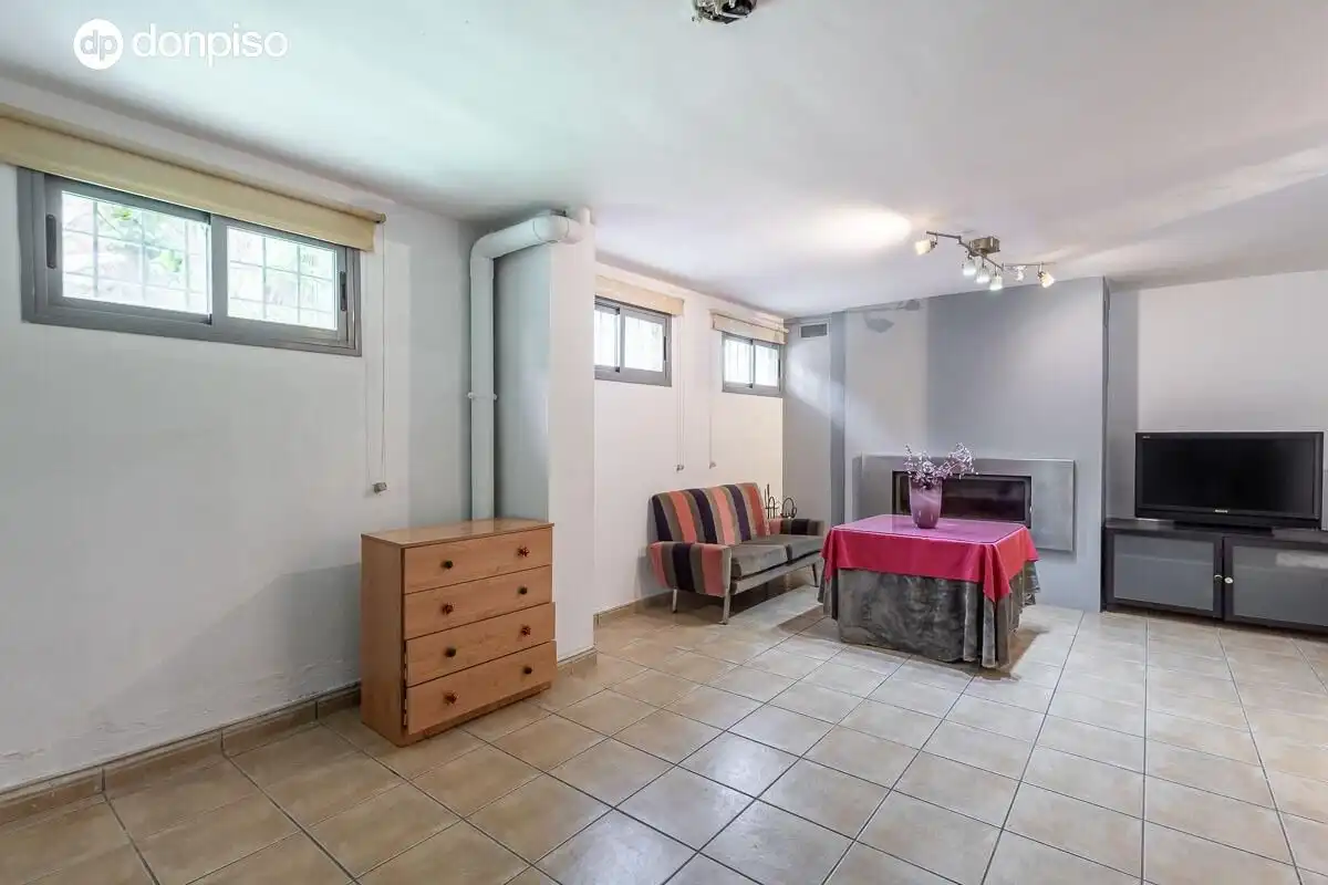 Casa adosada en venta en Jun con Calefacción, Terraza y Trastero