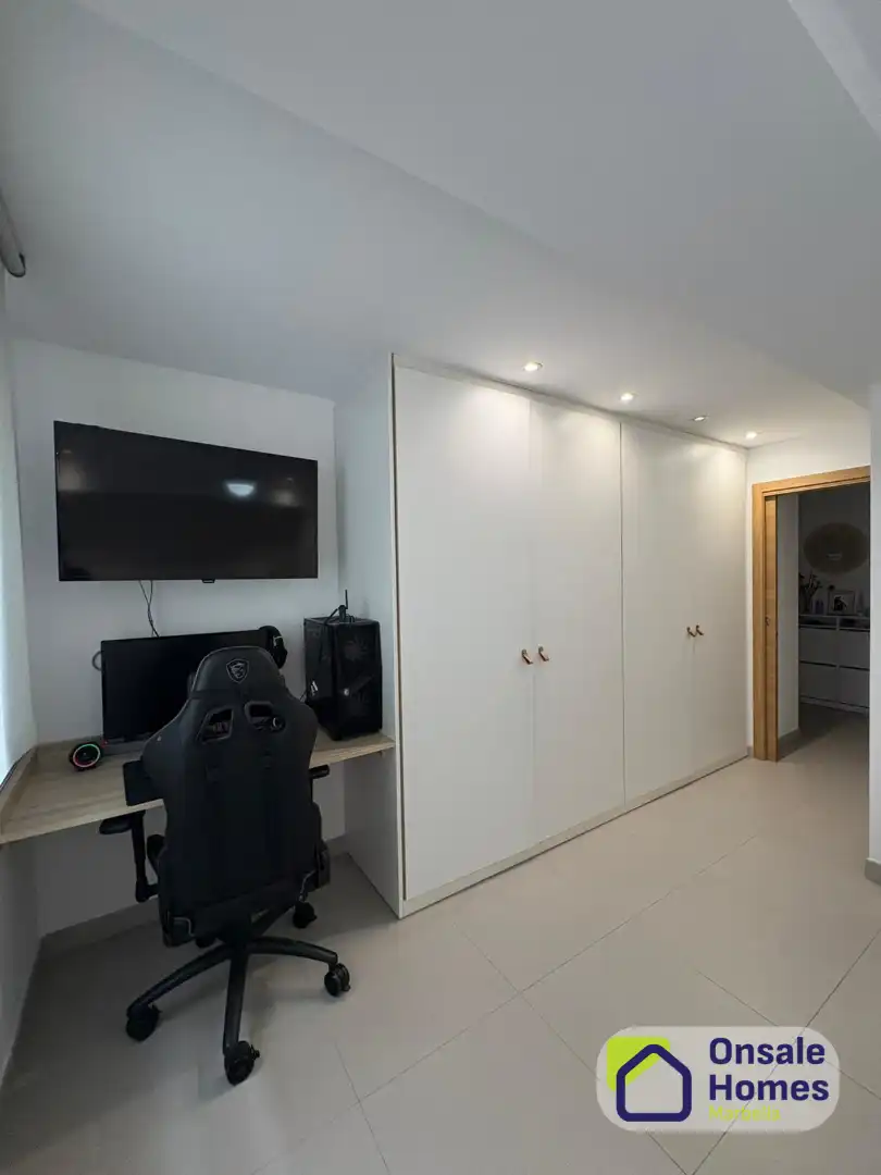 Bedroom of Flat for sale in Marbella  with Air Conditioner, Terrace and Furnished