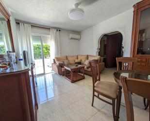 Living room of Flat to rent in  Granada Capital  with Air Conditioner, Heating and Balcony