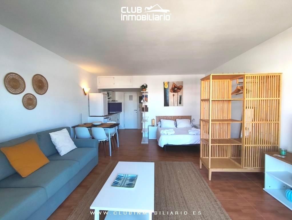 Sala d'estar de Estudi en venda en Puerto de la Cruz amb Jardí privat, Terrassa i Alarma