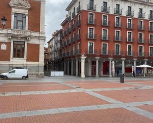 Außenansicht von Wohnung miete in Valladolid Capital mit Heizung, Terrasse und Abstellraum