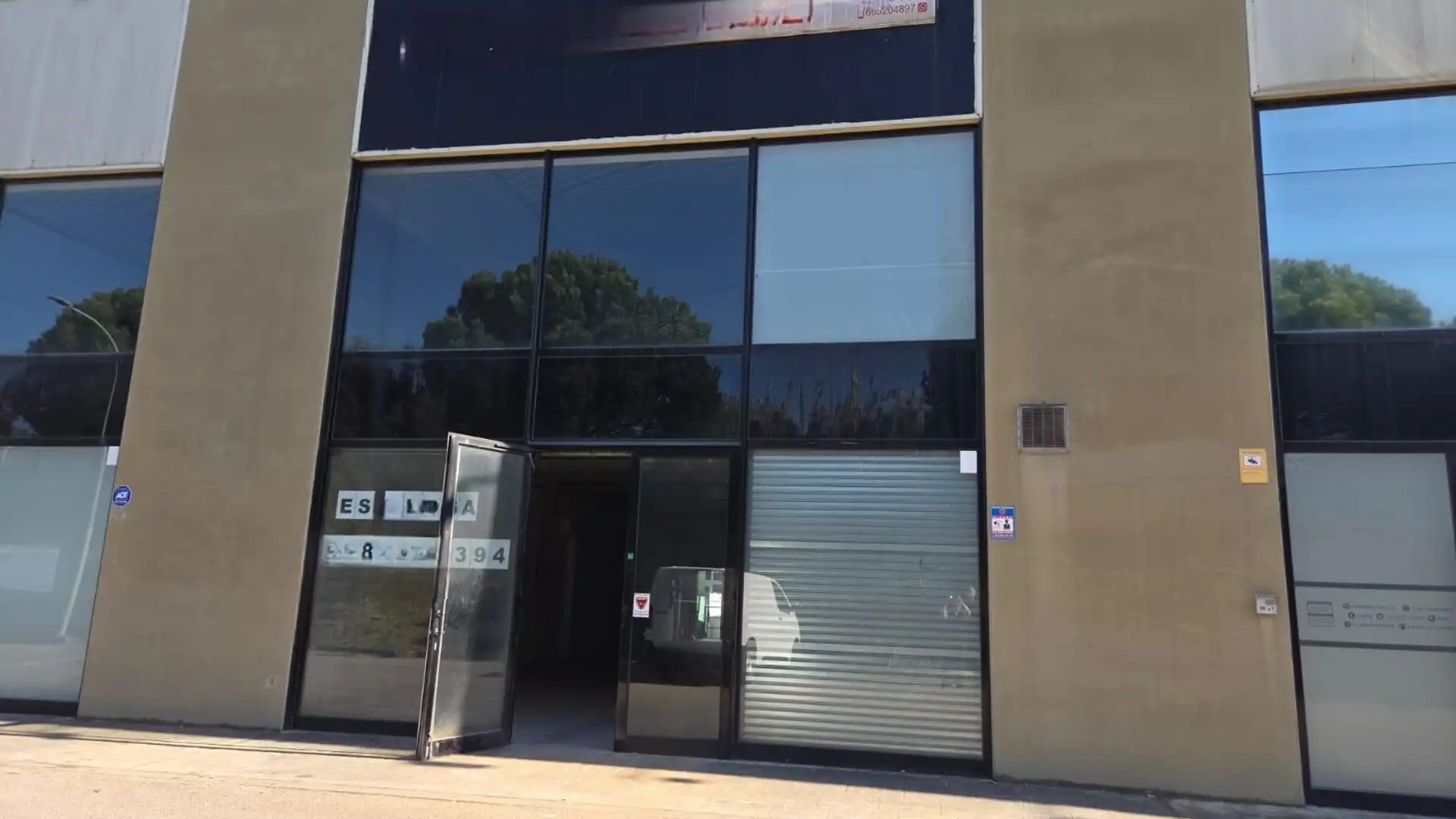 Vista exterior de Nave industrial de alquiler en Hostalric