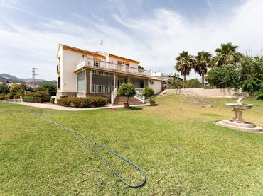 Casa rústica con jardín en venta en El Romeral - Peñón de Zapata