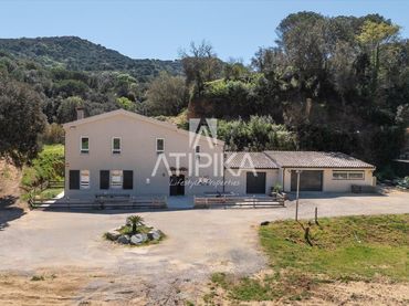 Casa rustica con piscina in vendita a Nucli Urbà