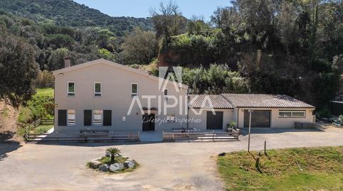 Masía en venta reformada con más de 20.000 m de terreno con piscina y en un entorno natural cerca del nuevo British School of Mare