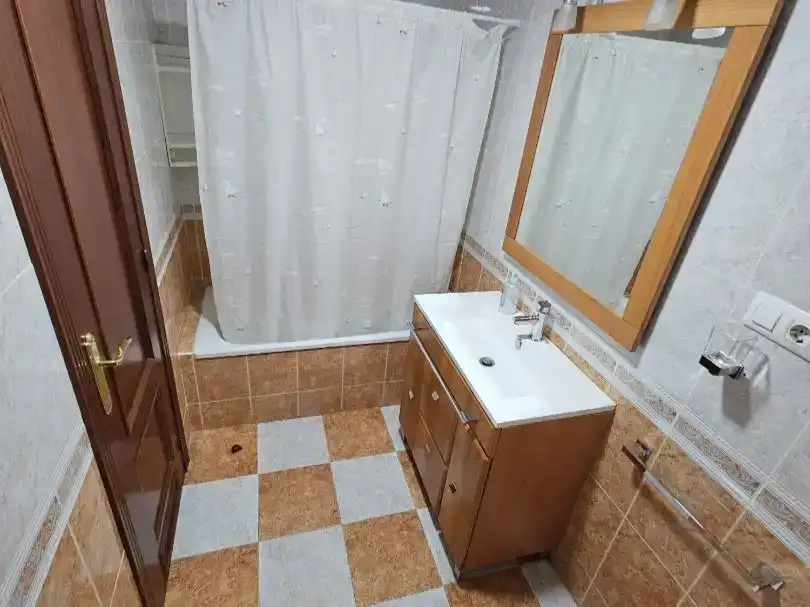 Badezimmer von Wohnung zur Miete in  Jaén Capital mit Klimaanlage und Balkon